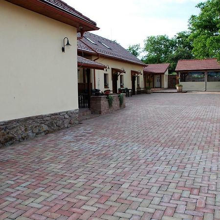 Ubytovanie Tri Ruze Krásnohorské Podhradie Eksteriør bilde